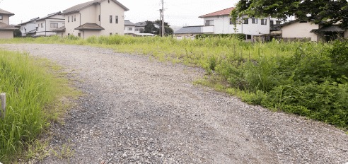 写真：道が狭く駐車が困難な土地の様子